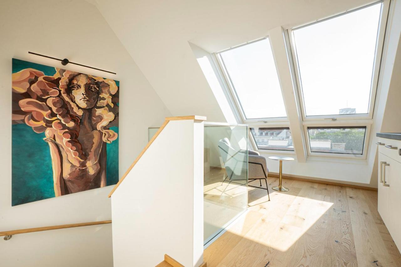 Orestaliving - Penthouse With Designer Renovation Apartment *