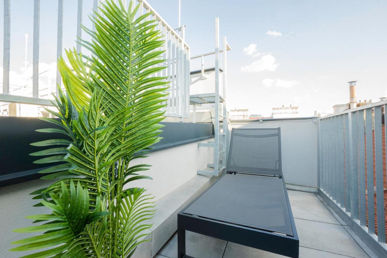 Orestaliving - Penthouse With Designer Renovation Apartment
